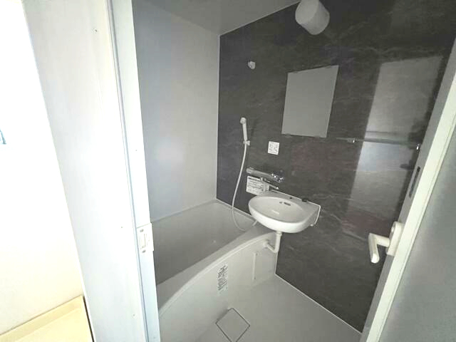 バス・シャワールーム　コンパクトで使いやすいお風呂です