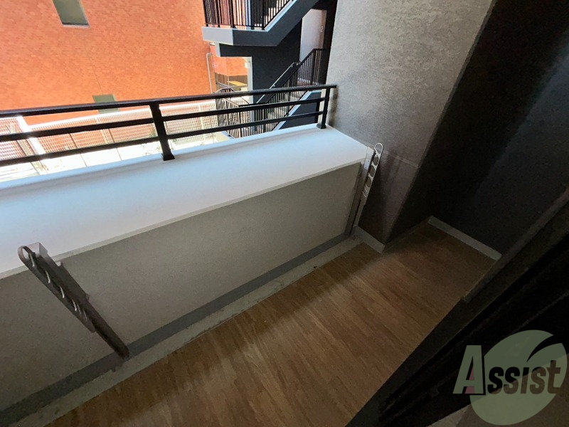 バルコニー　バルコニーは洗濯物を干すには充分な広さです。