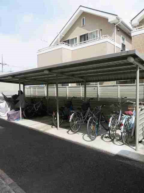 その他共有部分　屋根付きの駐輪場です。