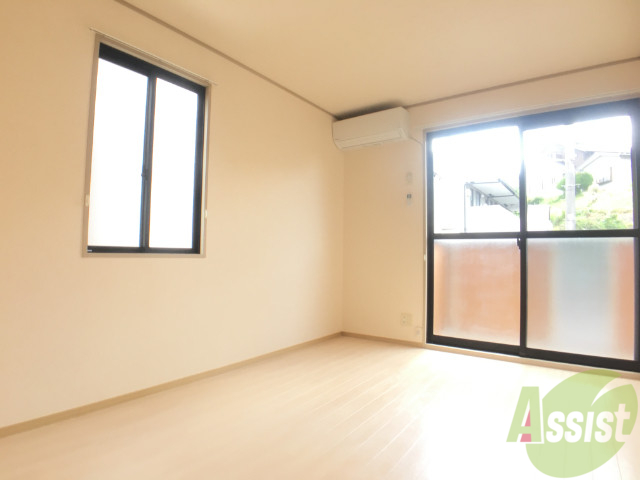 居室・リビング　両方の窓から光が入り、とても明るくて綺麗な部屋ですね。