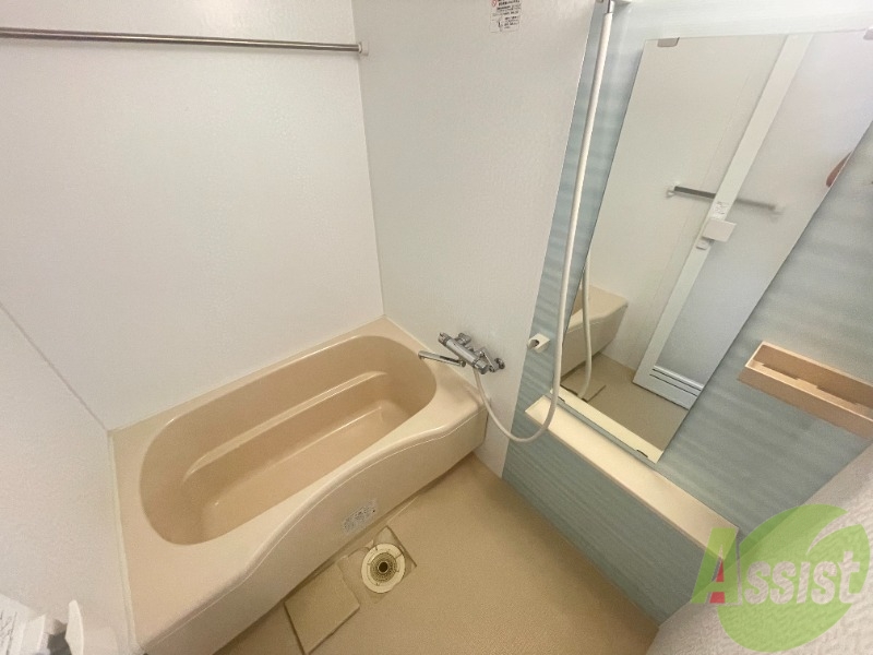 バス・シャワールーム　浴室は広々としています。一日の疲れを癒しましょう。