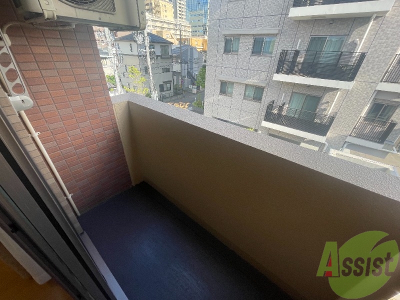 バルコニー　バルコニーはこちらです。洗濯物もｊ干せそうです。