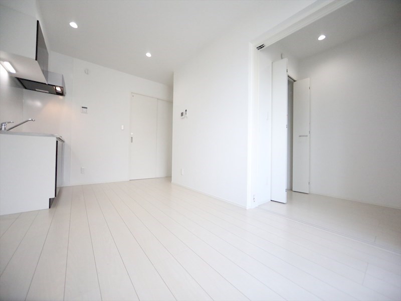 居室・リビング　ＬＤＫ8.8帖　システムキッチン　エアコン完備　同仕様写真