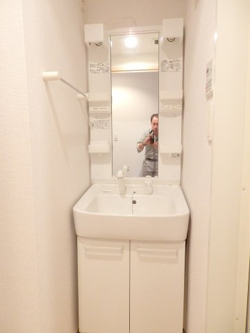 洗面設備　ゆったりとスペースのある洗面所