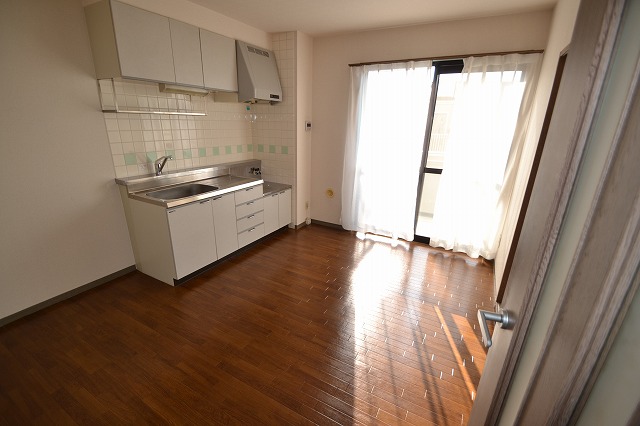 居室・リビング　ダイニングもバルコニーに面しており明るいです