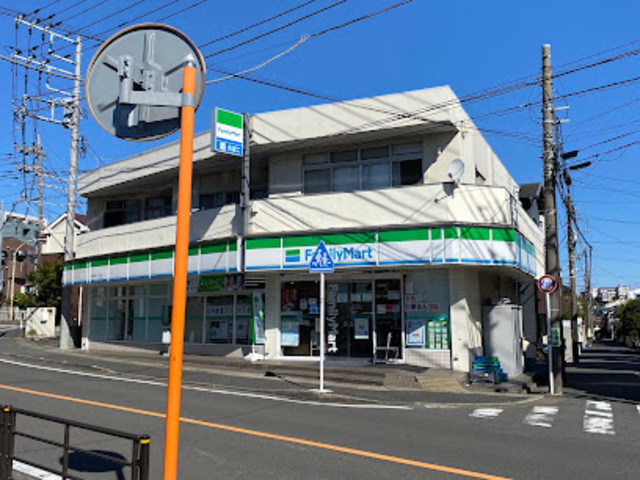 コンビニ　ファミリーマート百合丘三丁目店（コンビニ）まで885m