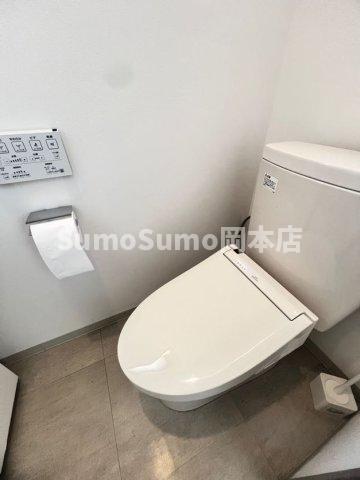 トイレ　落ち着いた色調のトイレです
