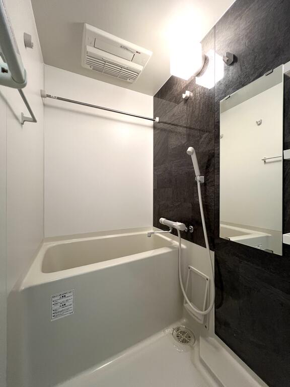 バス・シャワールーム　浴室乾燥機付きなので雨の日のお洗濯も安心です