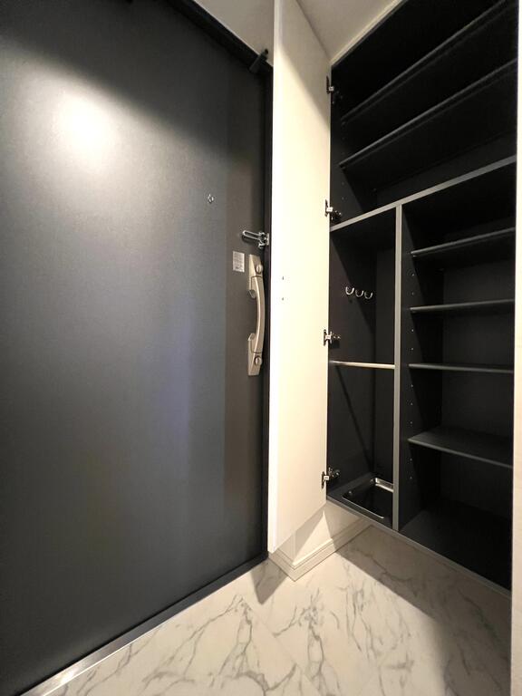 玄関　収納力十分の高さ190センチのシューズボックスです