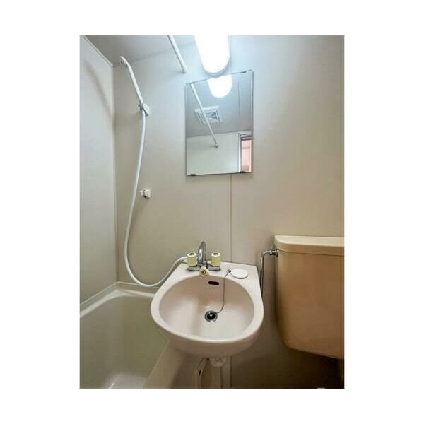 洗面設備　鏡付きの洗面台です。