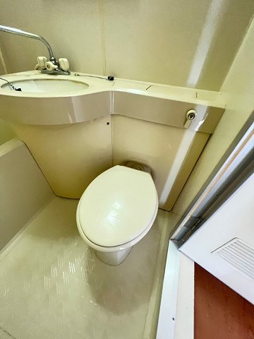 トイレ　落ち着いた色調のトイレです