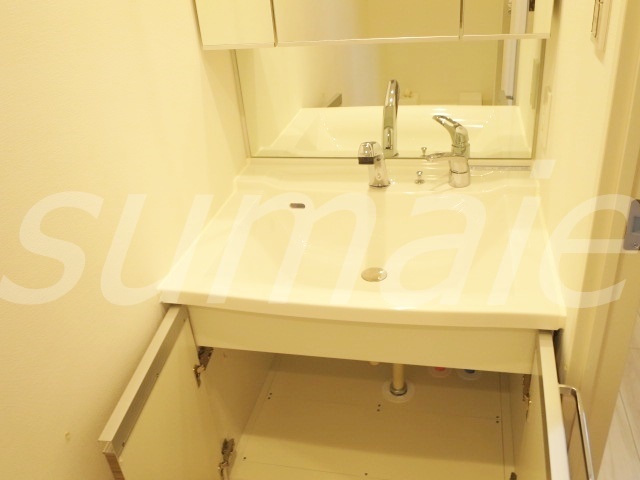 洗面設備　女性に嬉しい鏡付き洗面台です☆