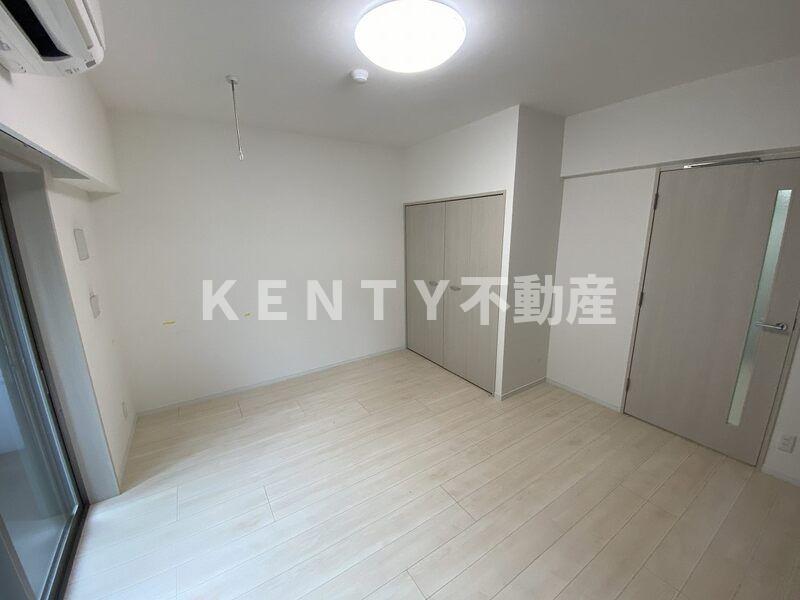 その他部屋・スペース　落ち着いた色調の寝室です