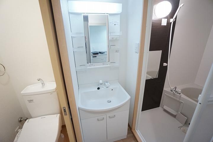 洗面設備　独立洗面台、朝の身支度には欠かせません