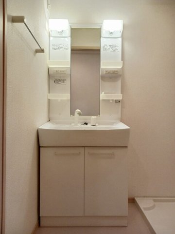 洗面設備　ゆったりとスペースのある洗面所