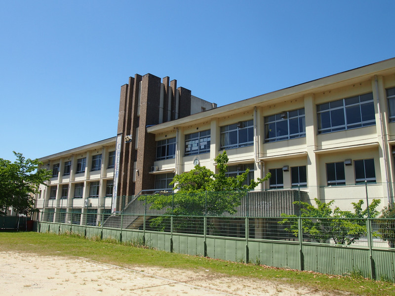 中学校　飛鳥中学校（中学校）まで1383m