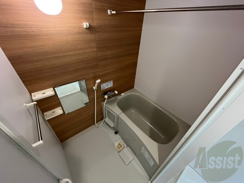 バス・シャワールーム　バスルームはこちらです。広々としてゆったり休めます。