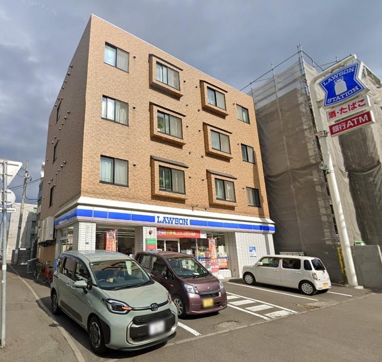 コンビニ　ローソン札幌南10条店（コンビニ）まで322m