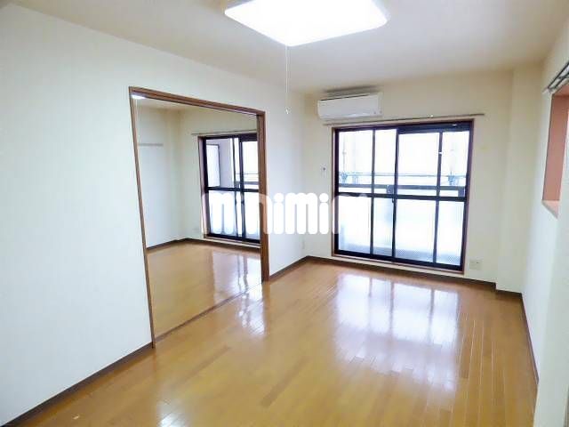 居室・リビング　角部屋で窓多く明るい室内