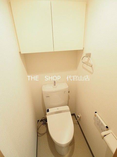 トイレ　シャワートイレ＆上部収納付です。
