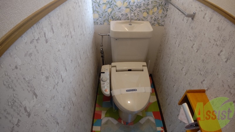 トイレ　温水洗浄便座なので快適に使用できそうですね。