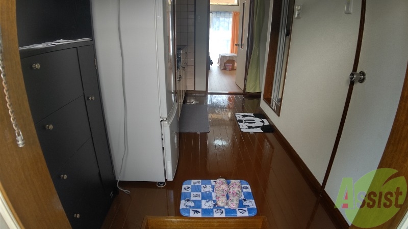 玄関　玄関から撮影しました。敷居が高くなくて安心ですね。