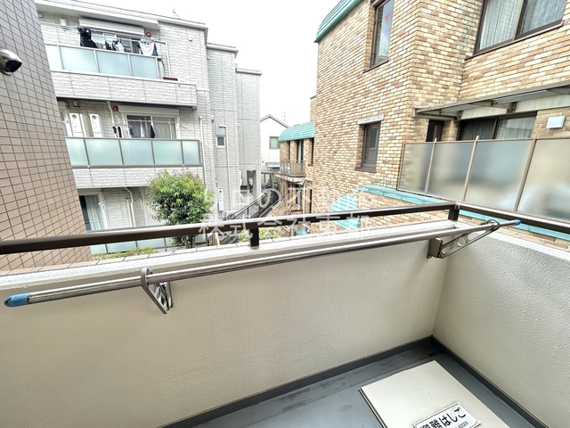 眺望　バルコニーからの景色です！圧迫感がないので暮らしやすい♪
