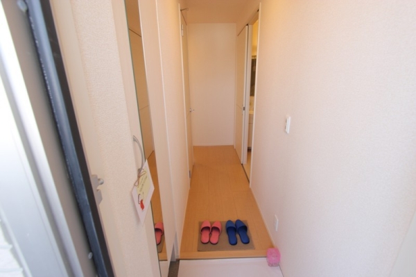 玄関　玄関を入るとホールがあります