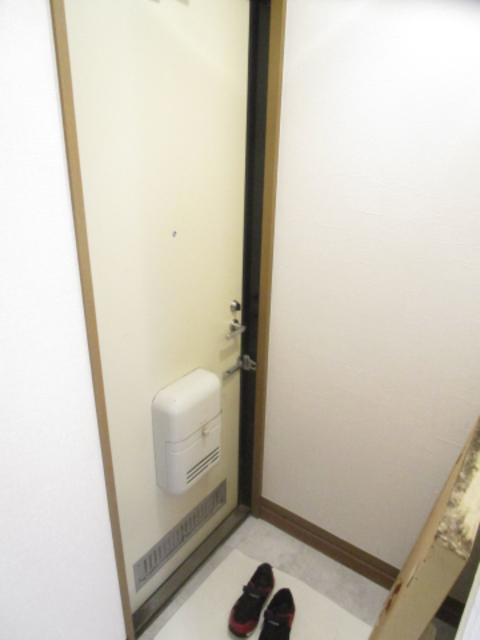 玄関　清掃中のお写真です