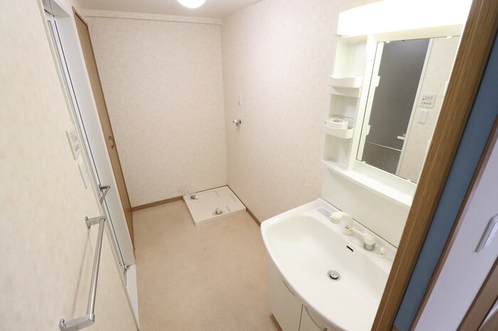 洗面設備　明るい洗面所です