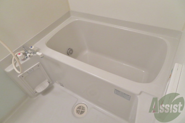 バス・シャワールーム　こちらが浴室になります。一日の疲れをこちらで癒して下さい。