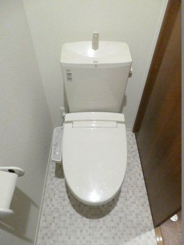 トイレ　温水洗浄便座付きのトイレです。