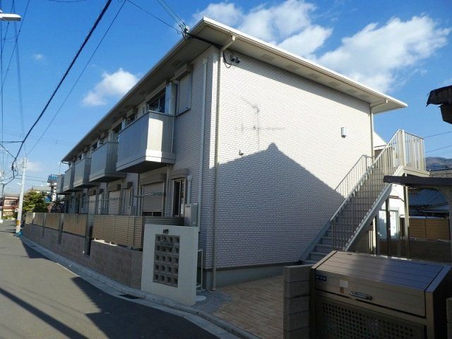 建物外観　2階建のスマートな建物です。