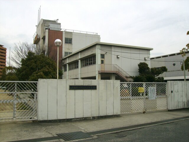 中学校　大阪狭山市立第三中学校（中学校）まで764m