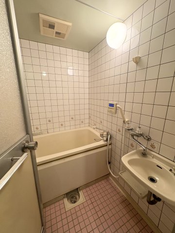 バス・シャワールーム　浴槽ございますので、日々の疲れをゆっくり癒してください！