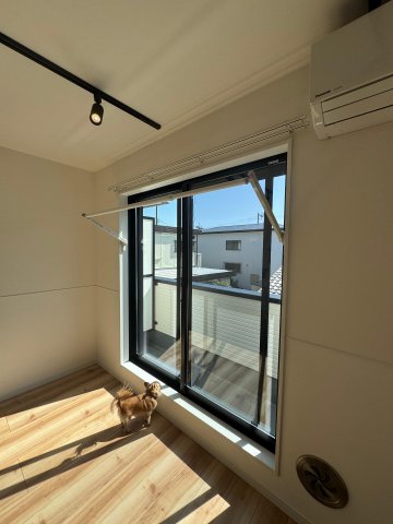 その他設備　窓枠に洗濯物干し付き、室内に干せるので安心ですね