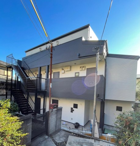 建物外観　自然豊かで静かな環境です。203は向かって右の白い建物部分