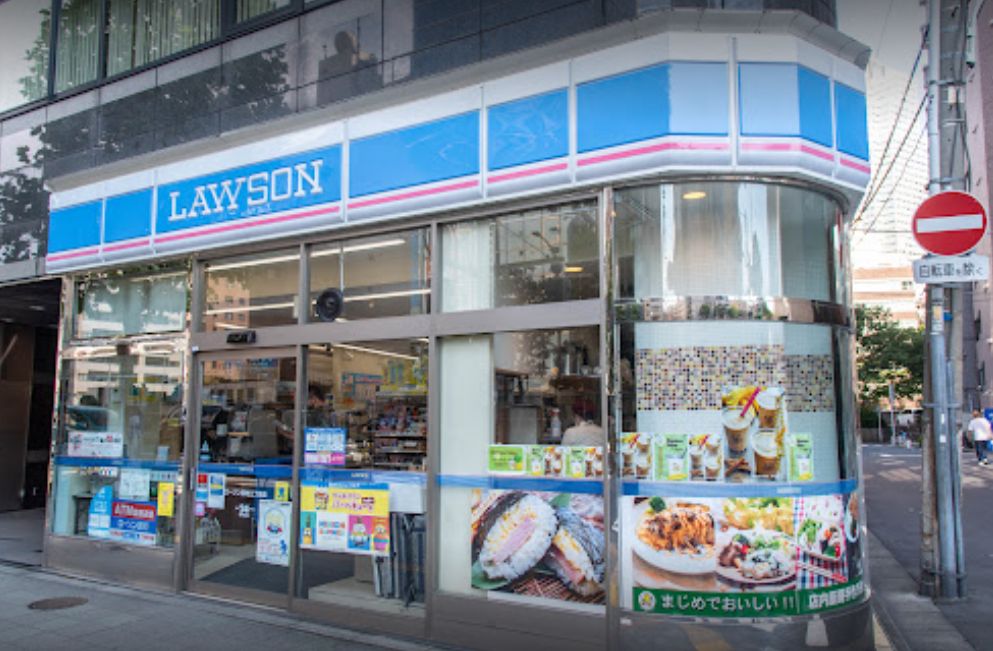 コンビニ　ローソン H築地三丁目店（コンビニ）まで64m