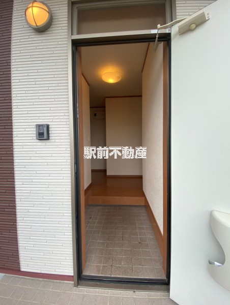 万田東貸家A棟の玄関写真