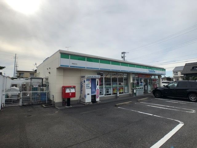 コンビニ　ファミリーマート（コンビニ）まで620m