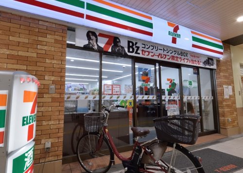 コンビニ　セブンイレブン千住大橋駅店（コンビニ）まで588m