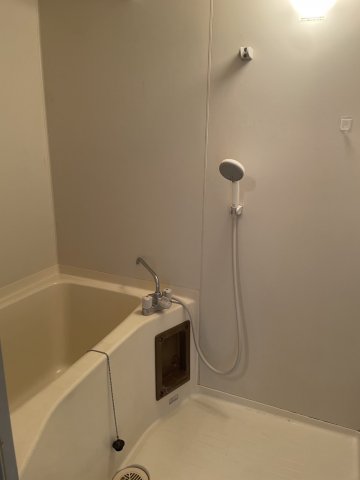 バス・シャワールーム　コンパクトで使いやすいお風呂です