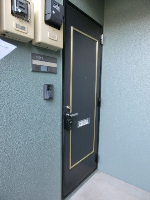 セキュリティ　インターフォン付きの玄関です。