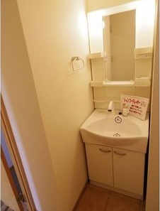 洗面設備　ほら、寝癖がついてるぞ　　シッカリなおして出勤しよう