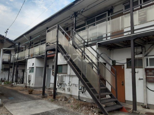 静岡市清水区西久保のアパートの建物外観