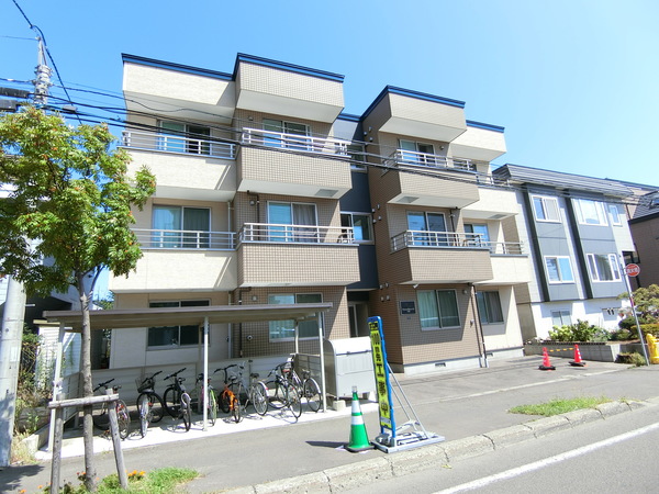 札幌市厚別区大谷地西のアパートの建物外観