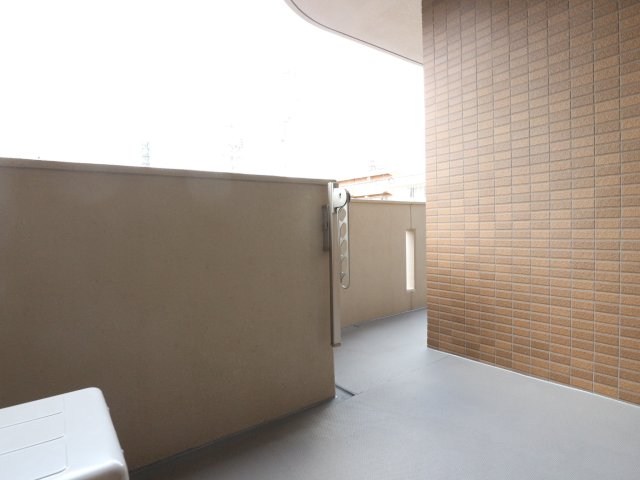 バルコニー　お洗濯にも便利なバルコニー付き