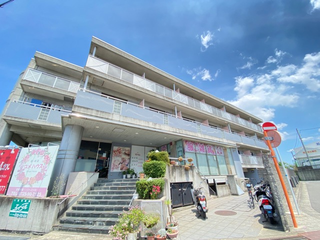和泉市太町のマンションの建物外観