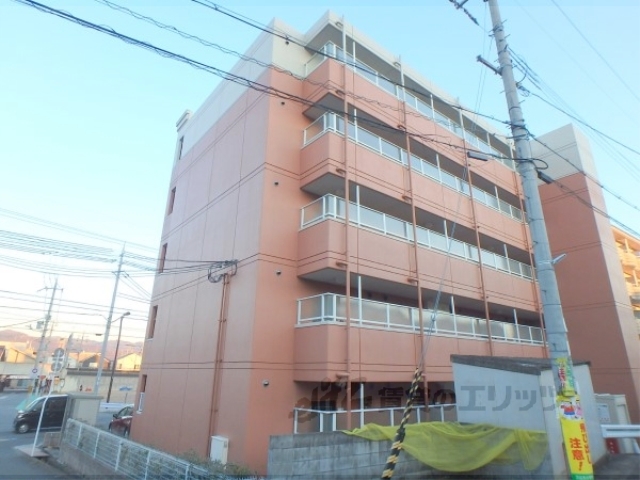 京田辺市三山木北垣内のマンションの建物外観