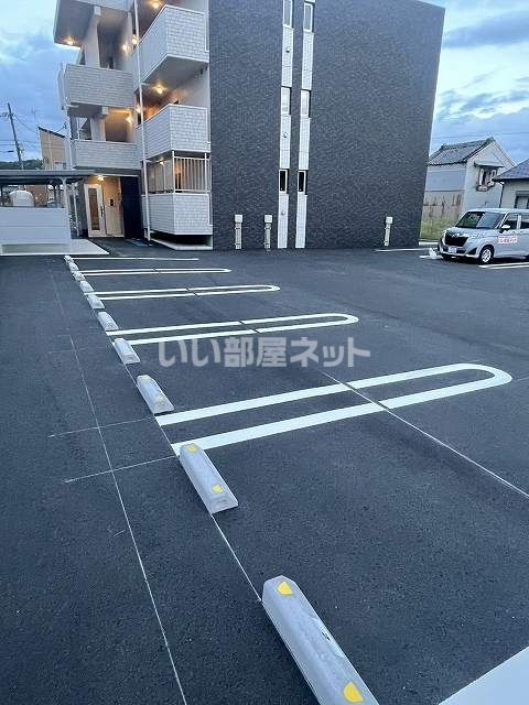 【袋井市上山梨のマンションの駐車場】